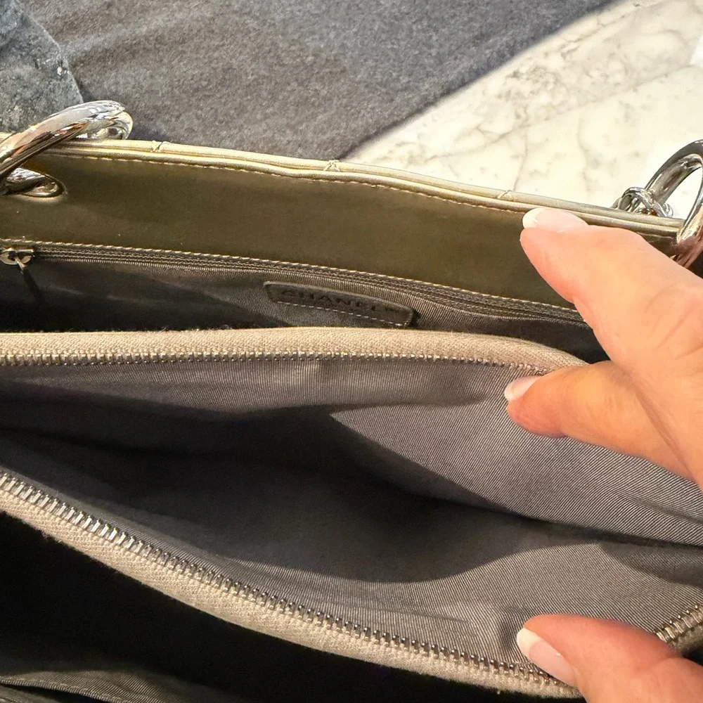CHANEL Quilted Tote in Silver with Gold Logo - Picture 4 of 9